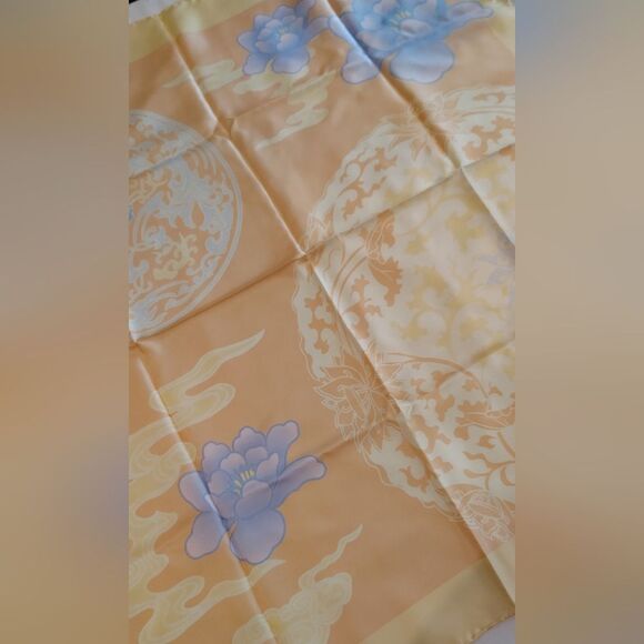Marja Kurki Large Vintage Floral Silk Scarf w/ Pastel Accents Rolled Hem - Picture 10 of 16